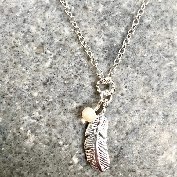 NEW HANDMADE 925 STERLING SILVER FEATHER NECKLACE WITH ADDED PEARL DANGLE - Picture 2 of 4